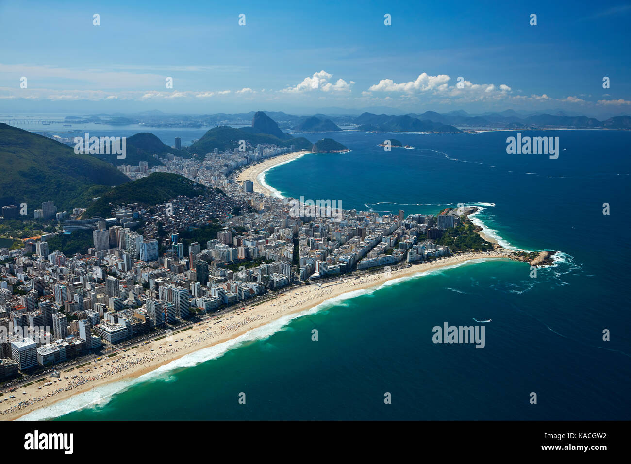 Die Leute am Strand von Ipanema und Copacabana Beach (oben), Rio de Janeiro, Brasilien, Südamerika - Antenne Stockfoto
