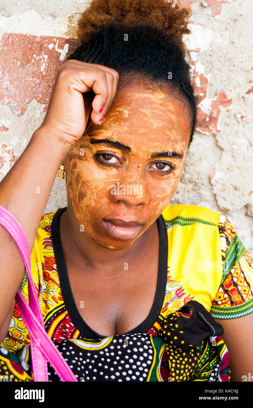 Frau mit Gesicht Farbe im hellville, Nosy Be Madagaskar Stockfoto