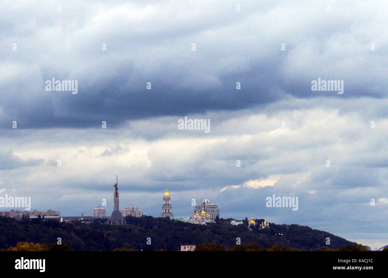 Ansicht des Kiewer Pechersk Lavra und dem Mutterland Denkmal in Kiew, Ukraine. Stockfoto