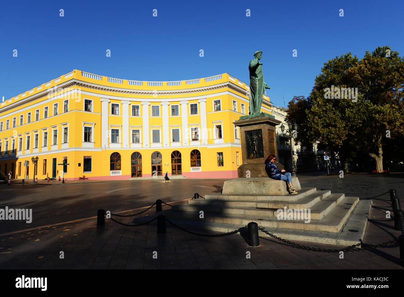 Statue des Duc de Richelieu, erster Bürgermeister von Odessa, am oberen Ende der Potemkinschen Treppe. Stockfoto