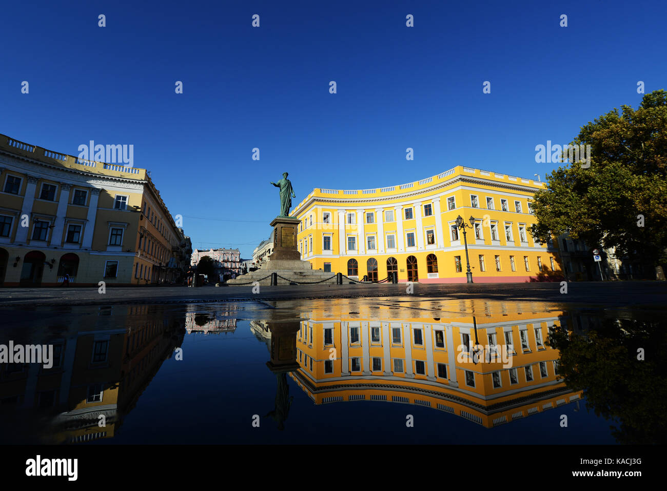 Statue des Duc de Richelieu, erster Bürgermeister von Odessa, am oberen Ende der Potemkinschen Treppe. Stockfoto