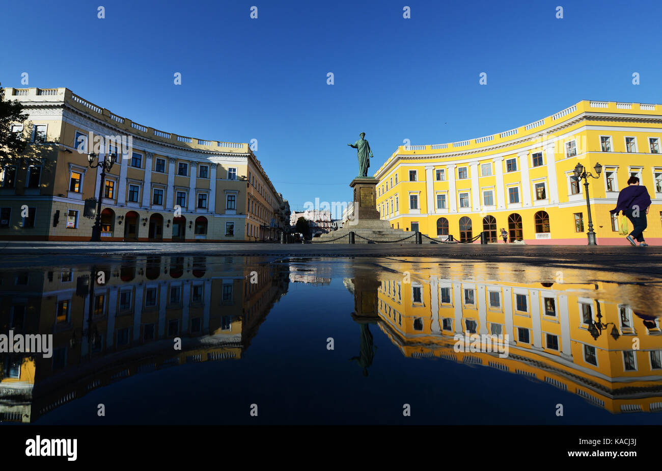 Statue des Duc de Richelieu, erster Bürgermeister von Odessa, am oberen Ende der Potemkinschen Treppe. Stockfoto