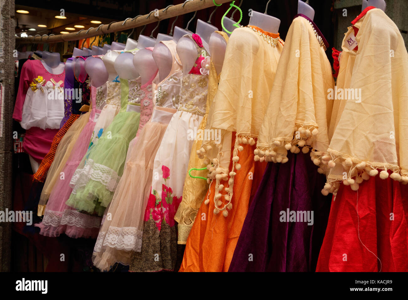 Bunte weibliche Kinder tragen zum Verkauf in Hyderabad, Indien. Stockfoto