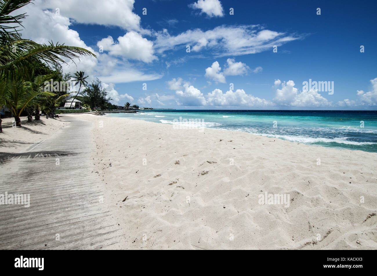 Richard Haynes Promenade entlang Hastings Beach an der Westküste von Barbados. Stockfoto