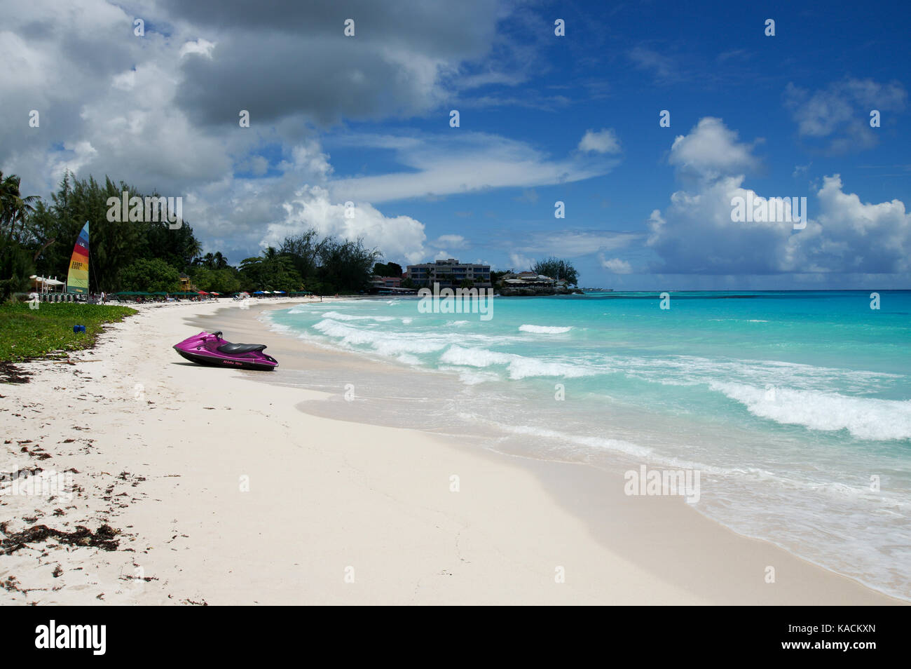 Accra Beach (auch als Rockley Beach bekannt), eine der lebendigsten und schönsten Strände in Barbados Stockfoto