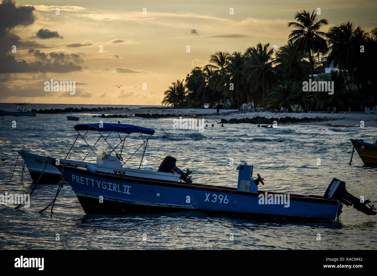 Sonne hinter Fischerboote in St. Laurence Gap günstig an der Westküste von Barbados. Stockfoto