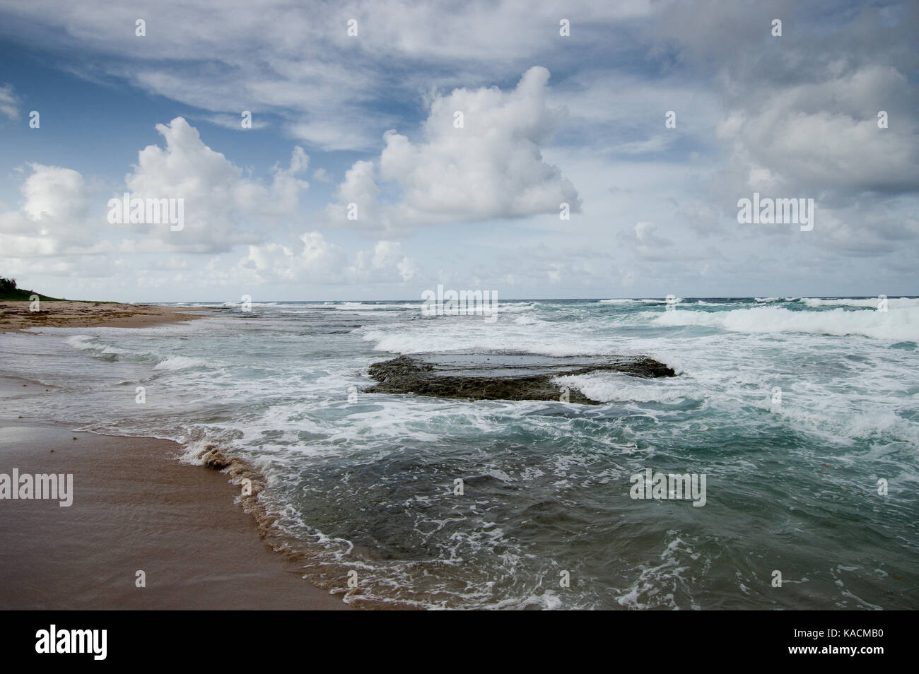 Flache Pfannkuchen geformten Felsen am Cattlewash Strand an der Ostküste von Barbados Stockfoto