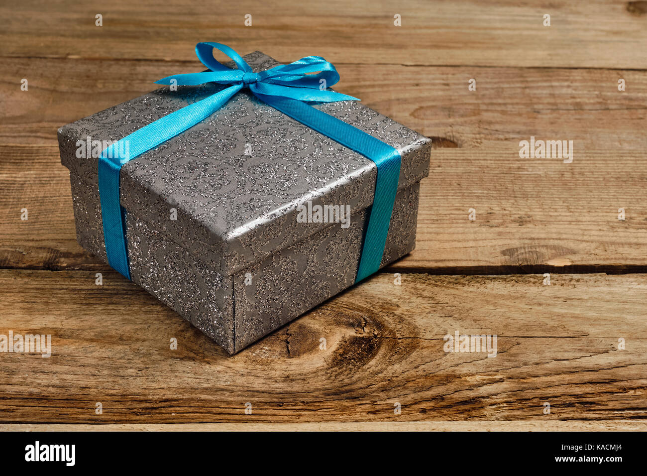 Geschenkbox mit Blue Ribbon Stockfoto