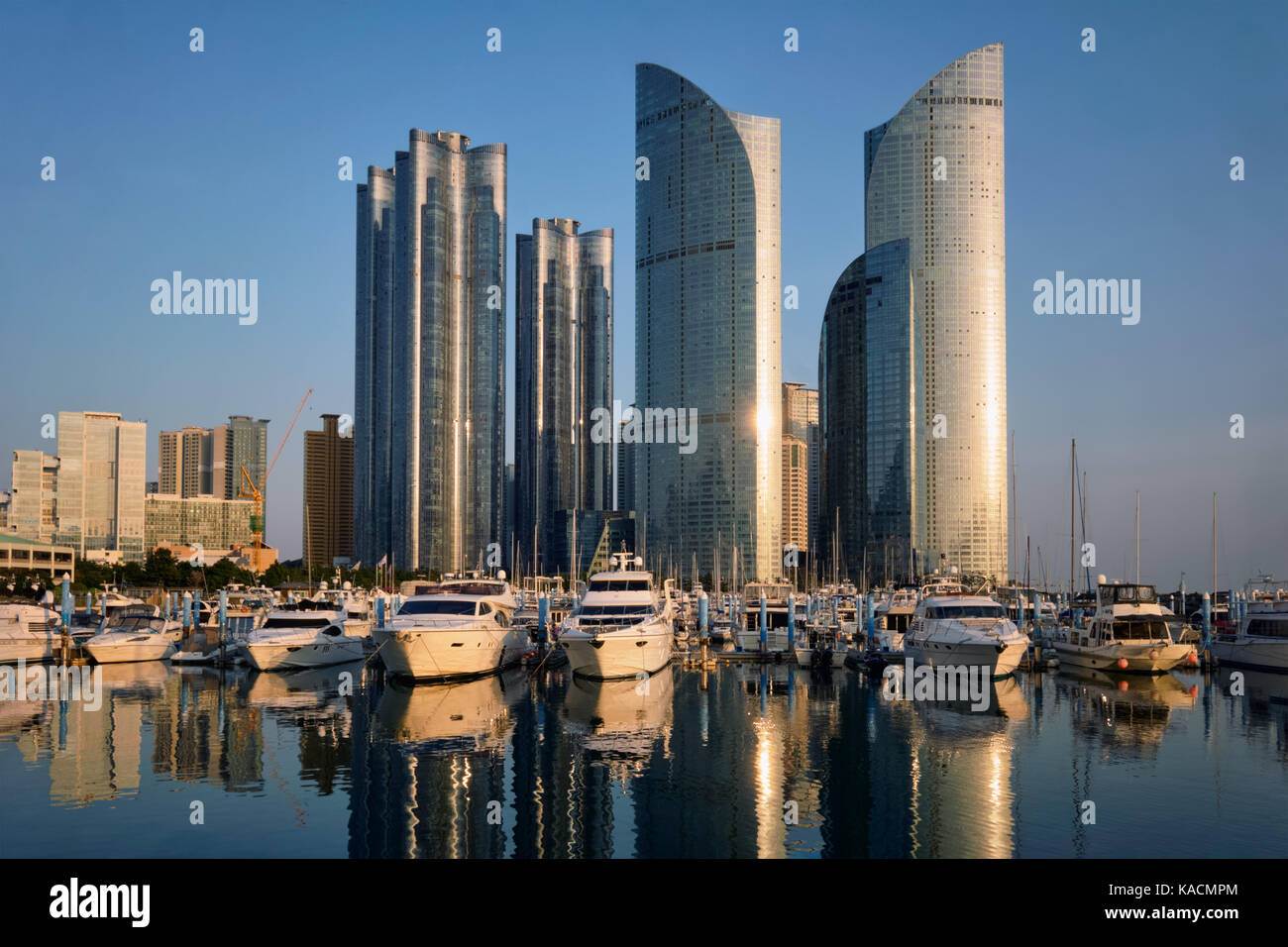 Busan Hafen mit Yachten auf Sonnenuntergang, Südkorea Stockfoto