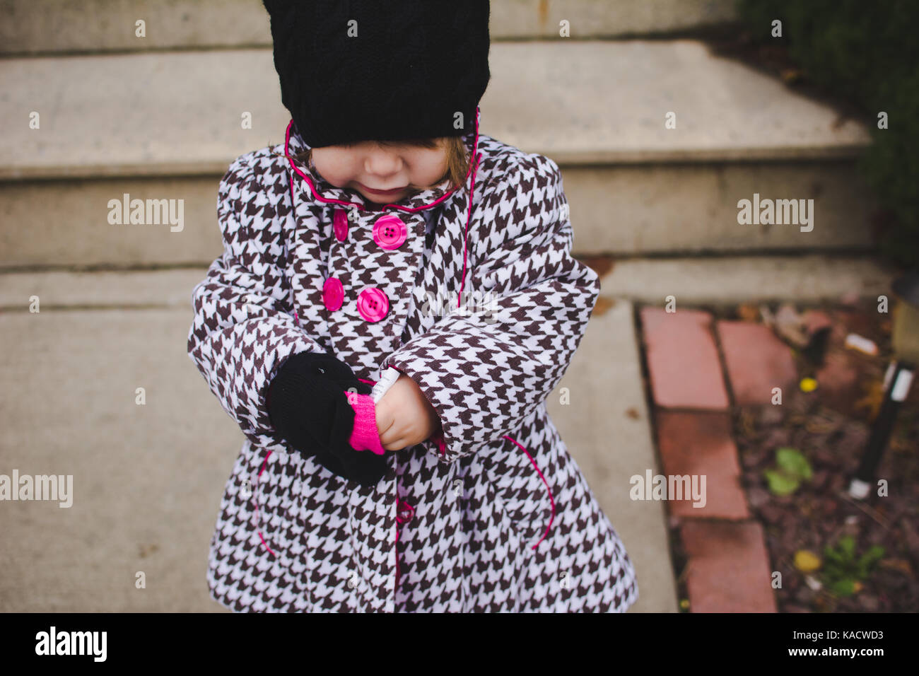 Kleinkind ihren Winter Handschuhe an. Stockfoto