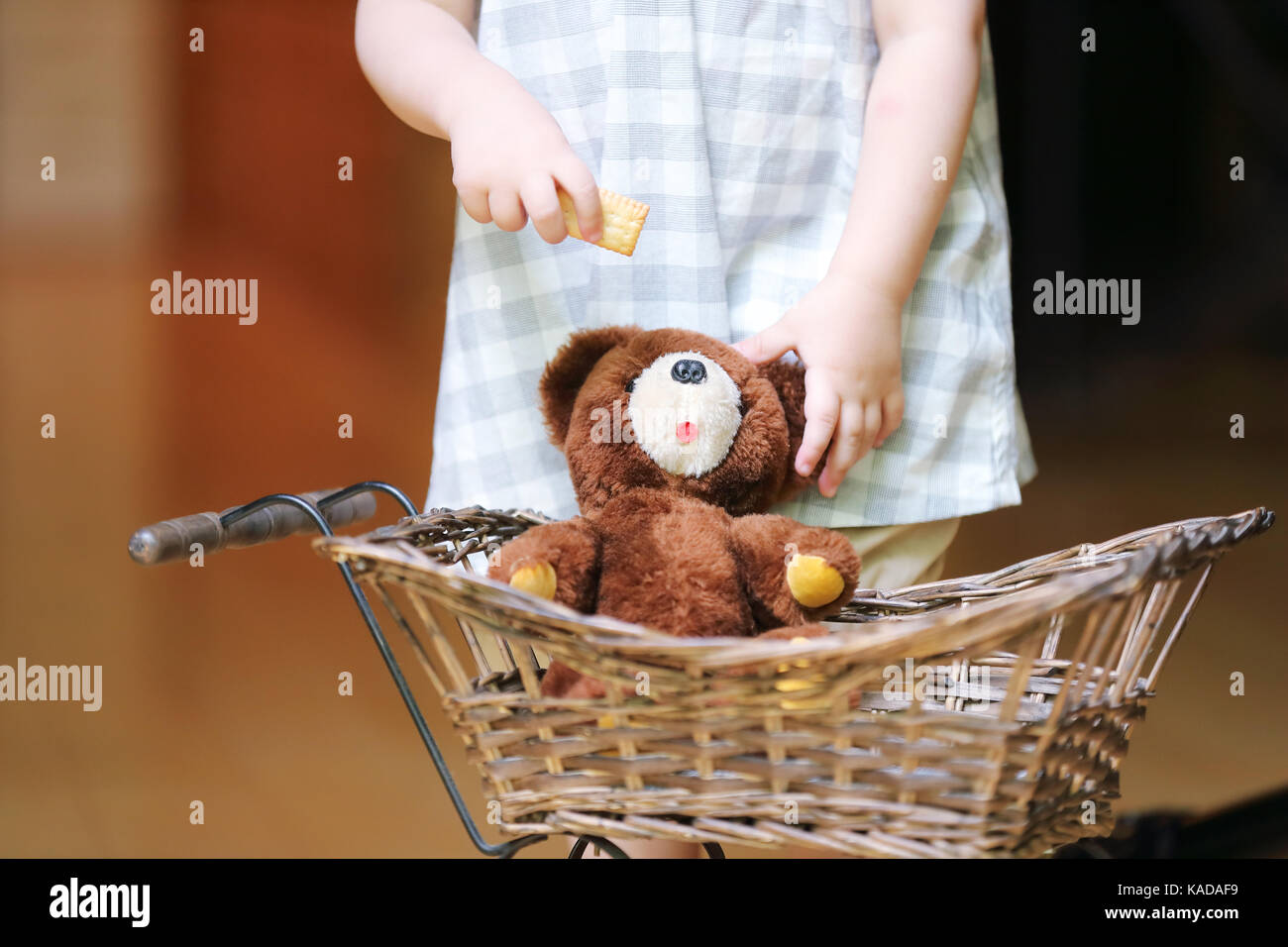 Mixed-race junges Mädchen mit Teddybär Stockfoto