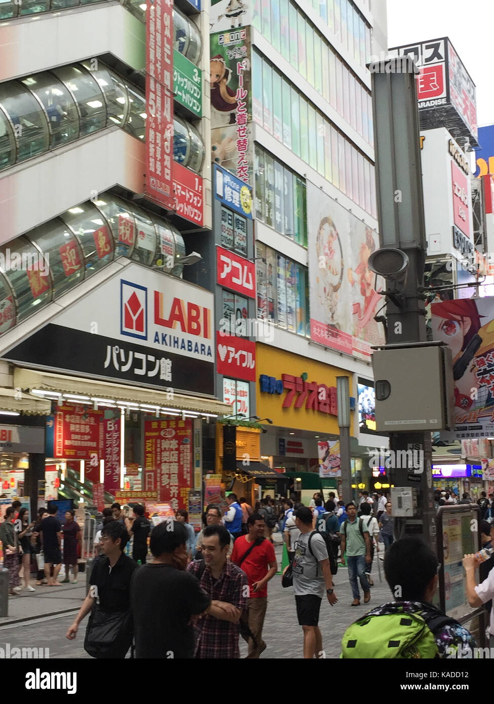 Menschenmassen mischen sich in einem modernen japanischen Street Scene. Tokio, Japan Stockfoto