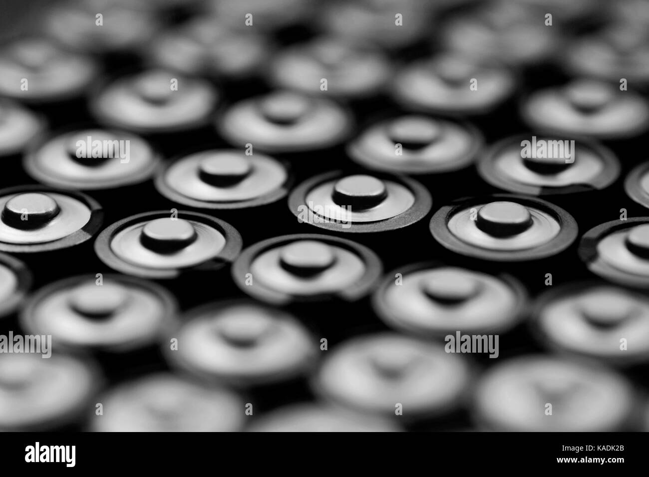 Schwarz-weiß-Bild Hohe Betrachtungswinkel von Batterien in Zeilen Stockfoto