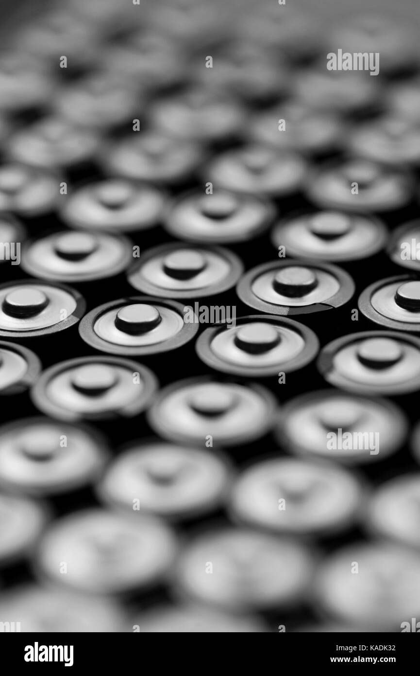 Schwarz-weiß-Bild Hohe Betrachtungswinkel von Batterien in Zeilen Stockfoto