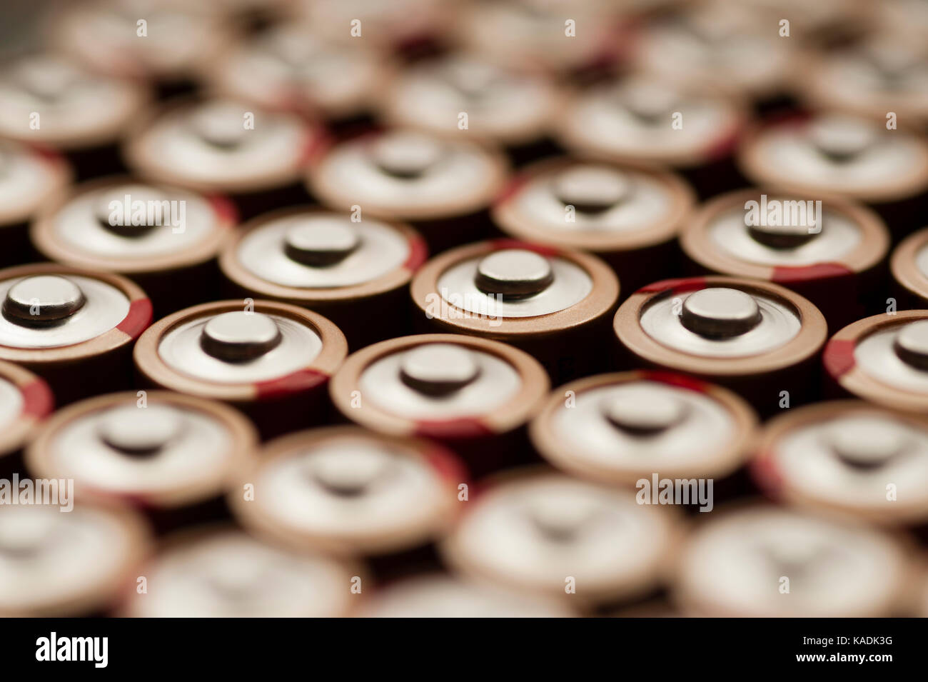Hohe Betrachtungswinkel von Batterien in Zeilen Stockfoto
