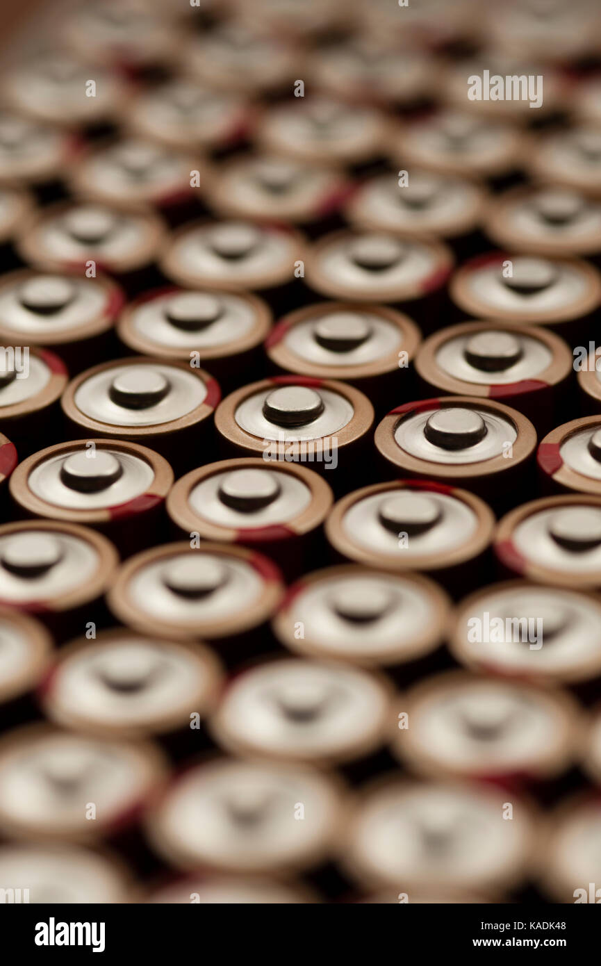 Hohe Betrachtungswinkel von Batterien in Zeilen Stockfoto