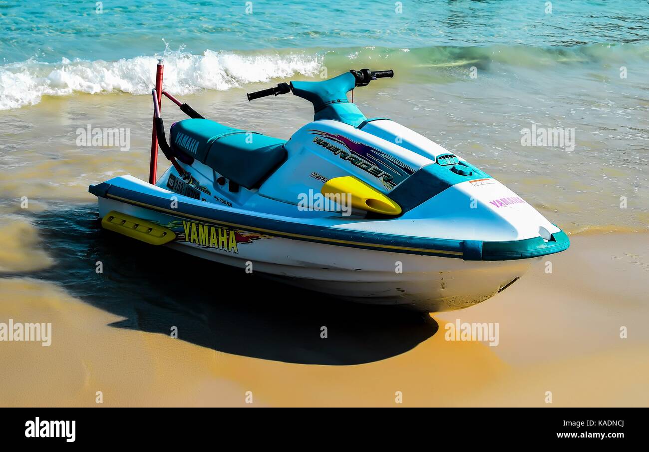 Motorrad ins Wasser springen Stockfoto