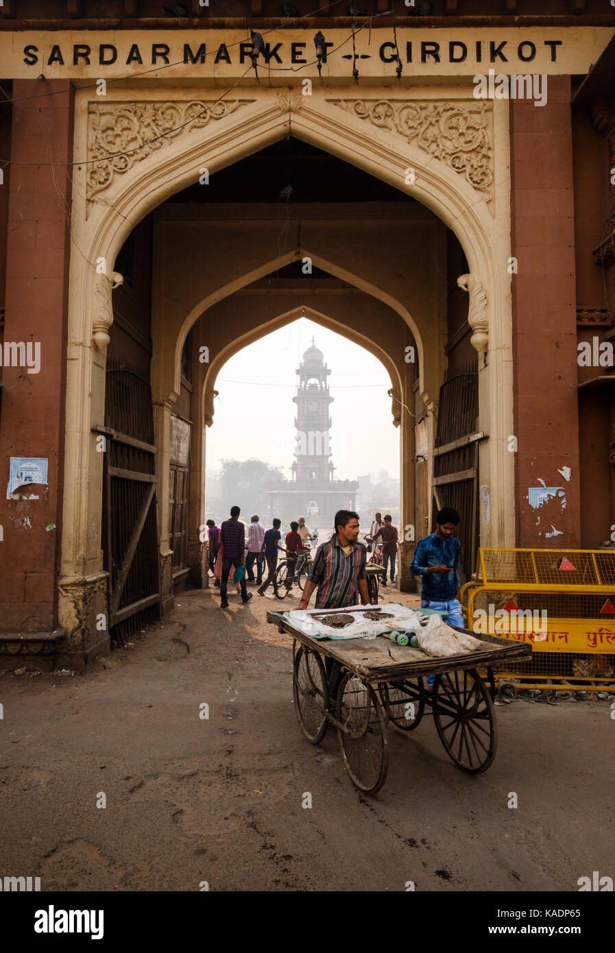 JODHPUR, INDIEN - ca. November 2016: Street Markt rund um den Uhrturm in Jodhpur. Stockfoto