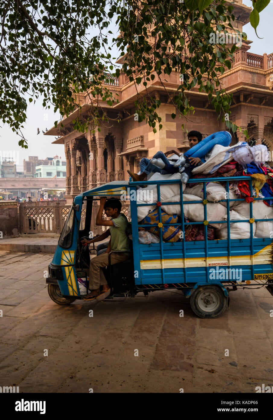 JODHPUR, INDIEN - ca. November 2016: Typische cargo Motorrad rund um den Uhrturm in Jodhpur. Stockfoto