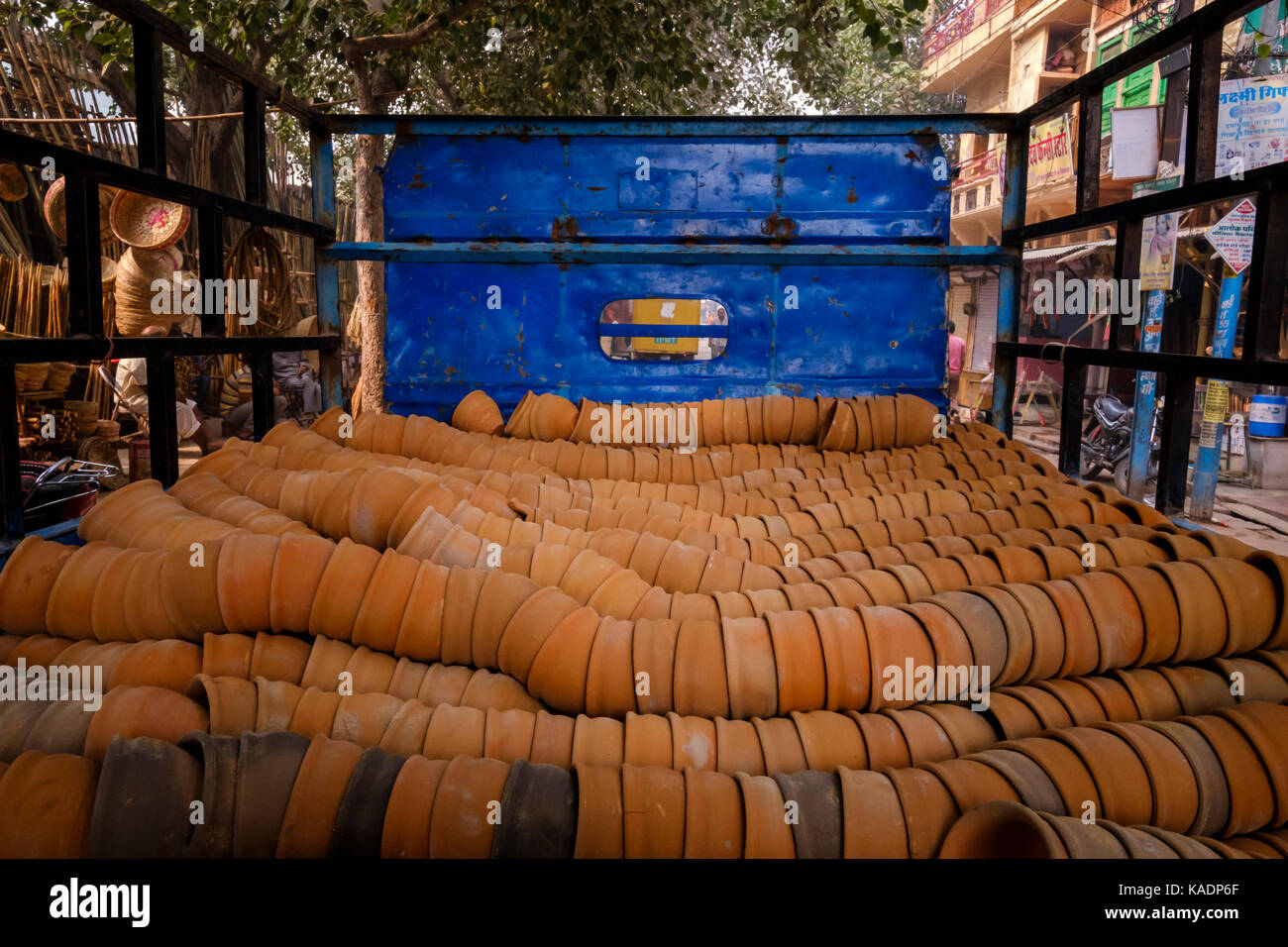 JODHPUR, INDIEN - ca. November 2016: Lkw mit keramischen Töpfen in Jodhpur. Stockfoto