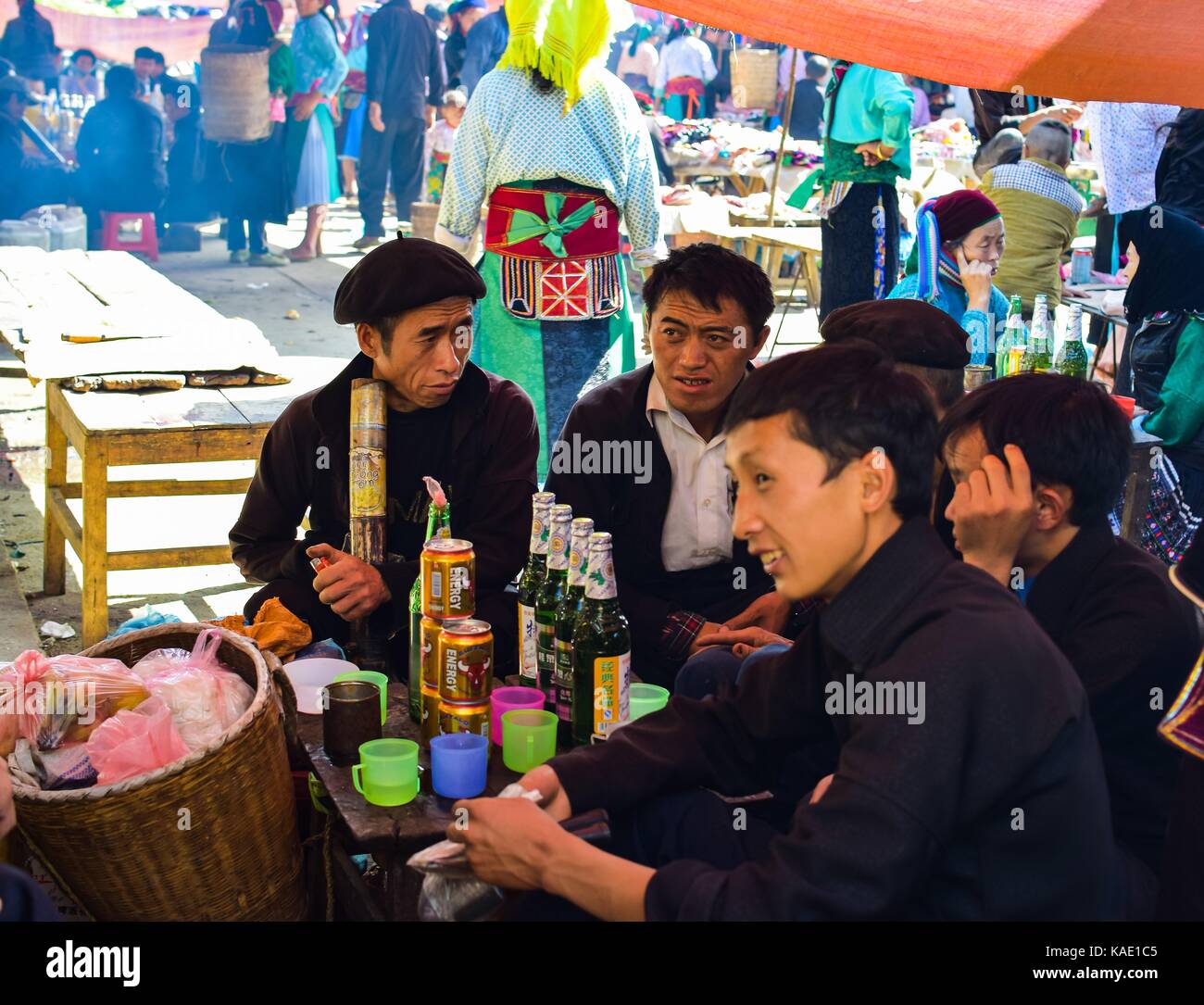 HA GIANG, VIETNAM - November 08, 2015: ein Tourist und ein dorfbewohner sind dringking zusammen. Diese Aktion bringt freundlichen Empfindungen der Ureinwohner in Nord Stockfoto