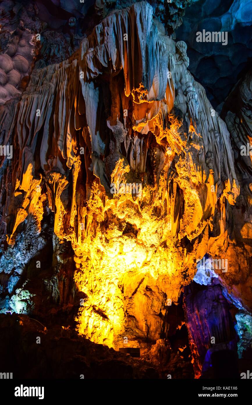 Thien Cung Höhle in Ha Long Bucht, Vietnam Stockfoto