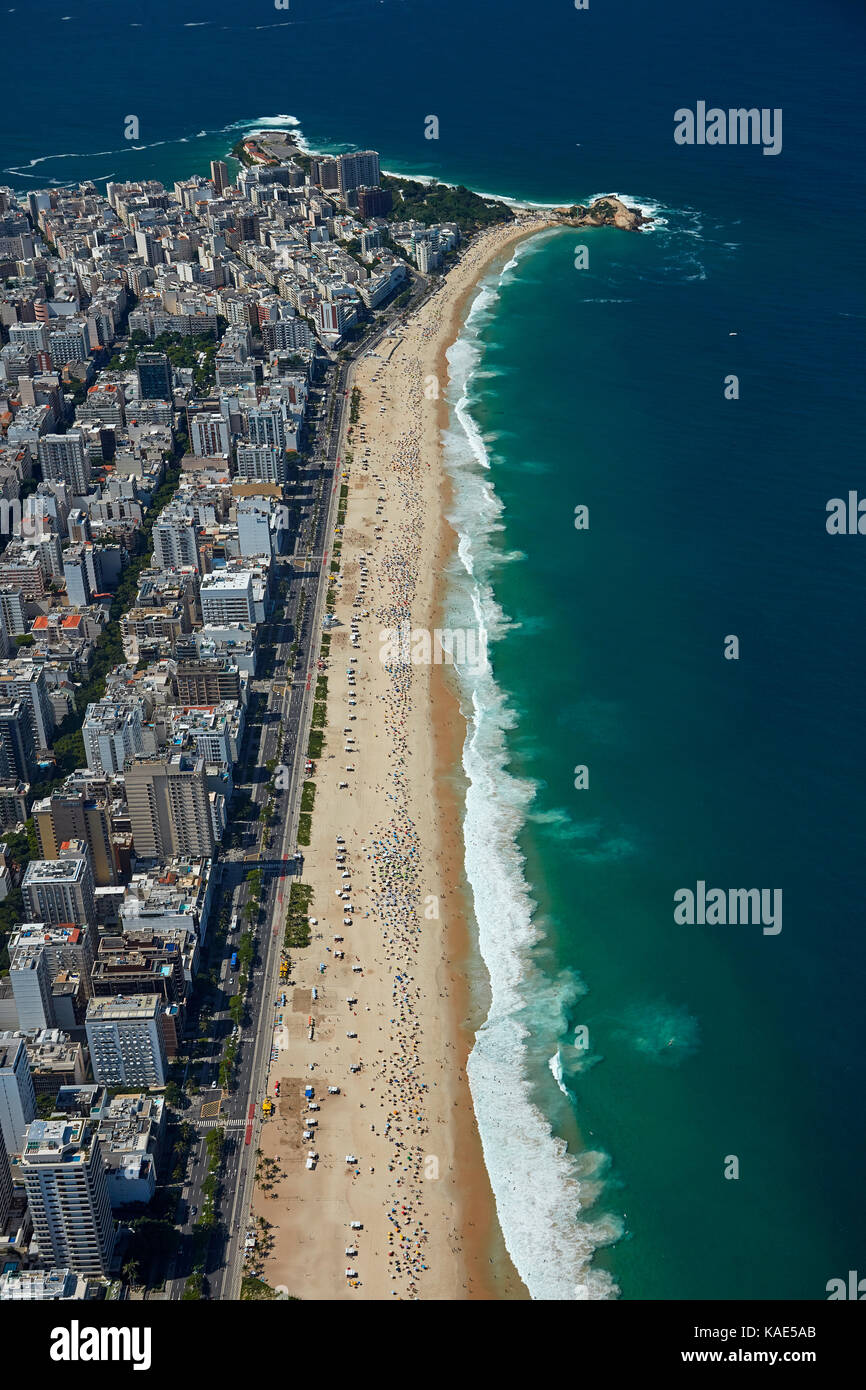 Die Leute am Strand von Ipanema, Rio de Janeiro, Brasilien, Südamerika - Antenne Stockfoto