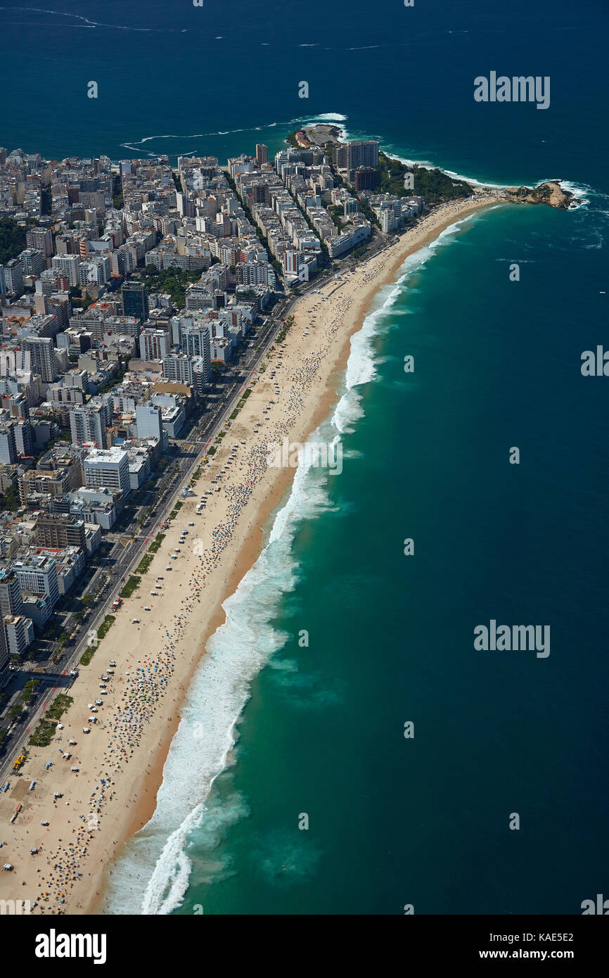 Die Leute am Strand von Ipanema, Rio de Janeiro, Brasilien, Südamerika - Antenne Stockfoto