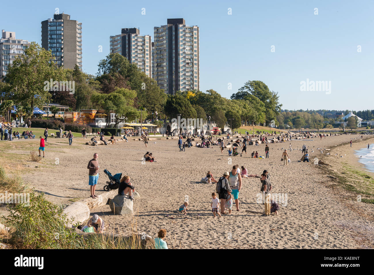 Personen, die ein warmer und sonniger Tag in Vancouver English Bay Beach im Sommer. Vancouver, British Columbia, Kanada - 14 September 2017. Stockfoto