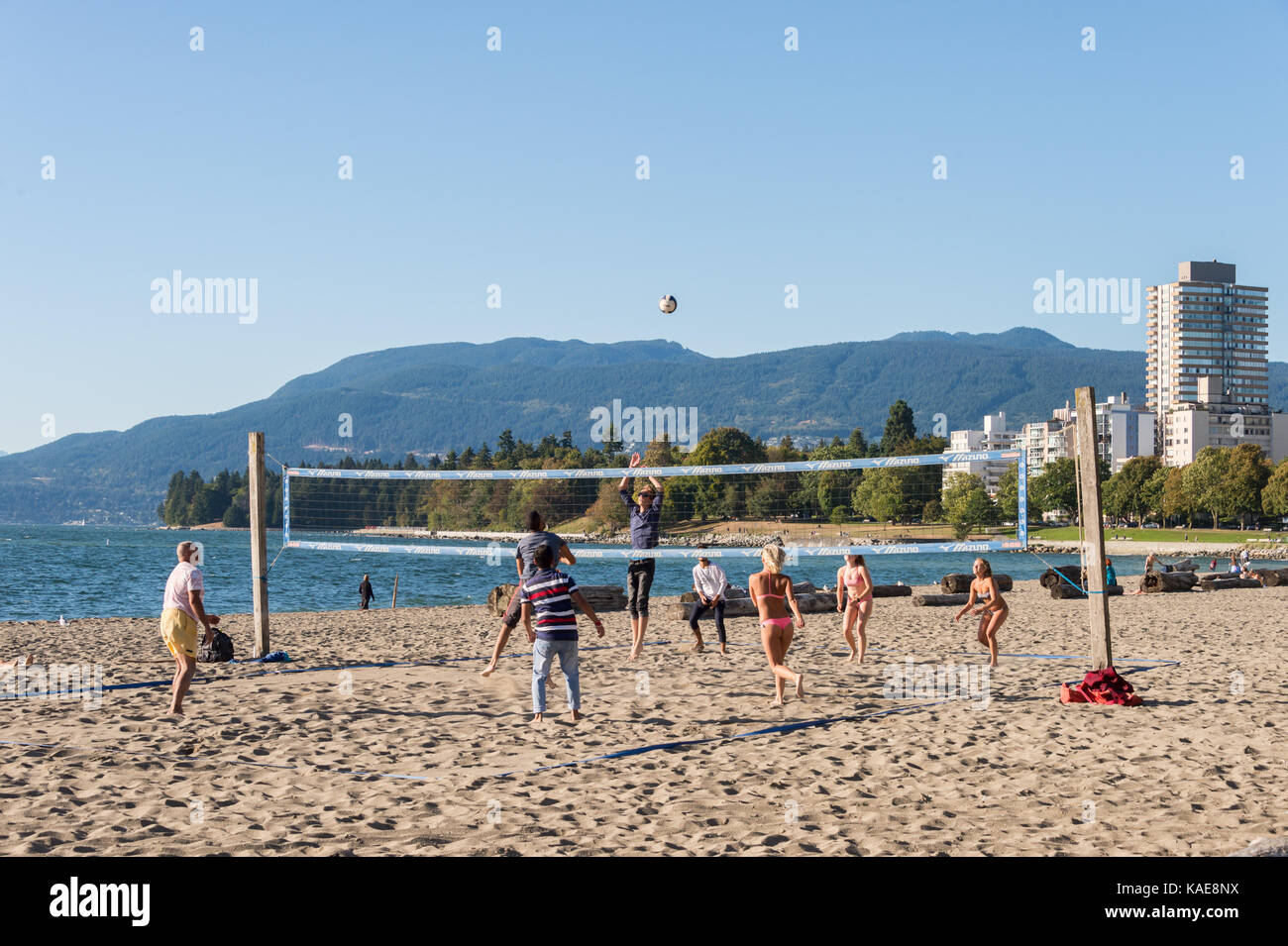 Menschen spielen Beachvolleyball am Vancouver English Bay Beach im Sommer. Vancouver, British Columbia, Kanada - 14 September 2017. Stockfoto