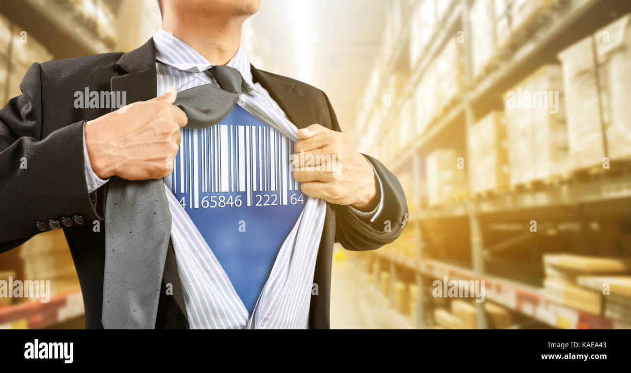 Geschäftsmann mit Barcodeleser in Lager, Logistik Stockfoto