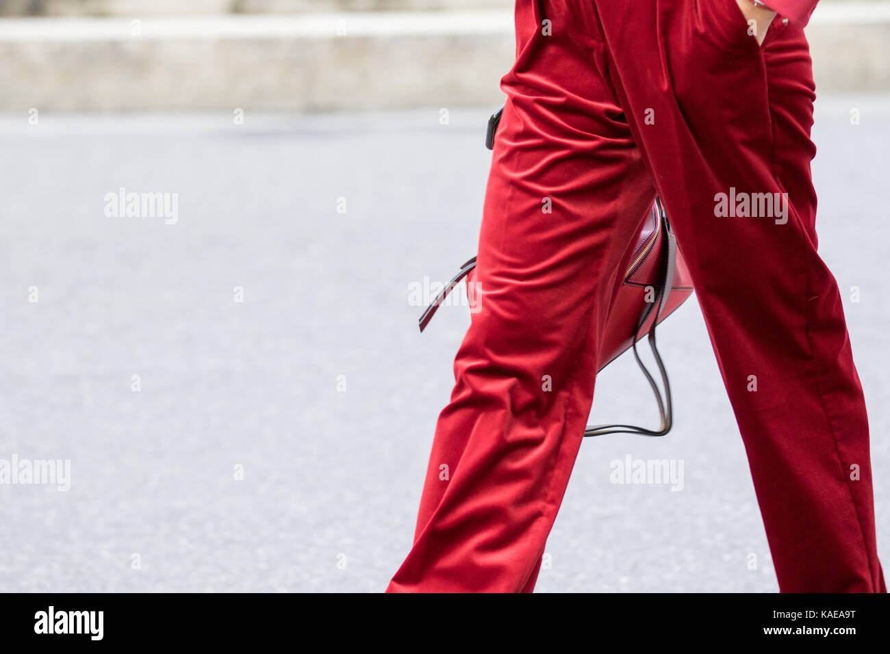 Mailand, Italien - 22. September 2017: Modell, ein Paar rote Hosen und rote Handtasche während der armani Parade, auf der Straße fotografiert. Stockfoto