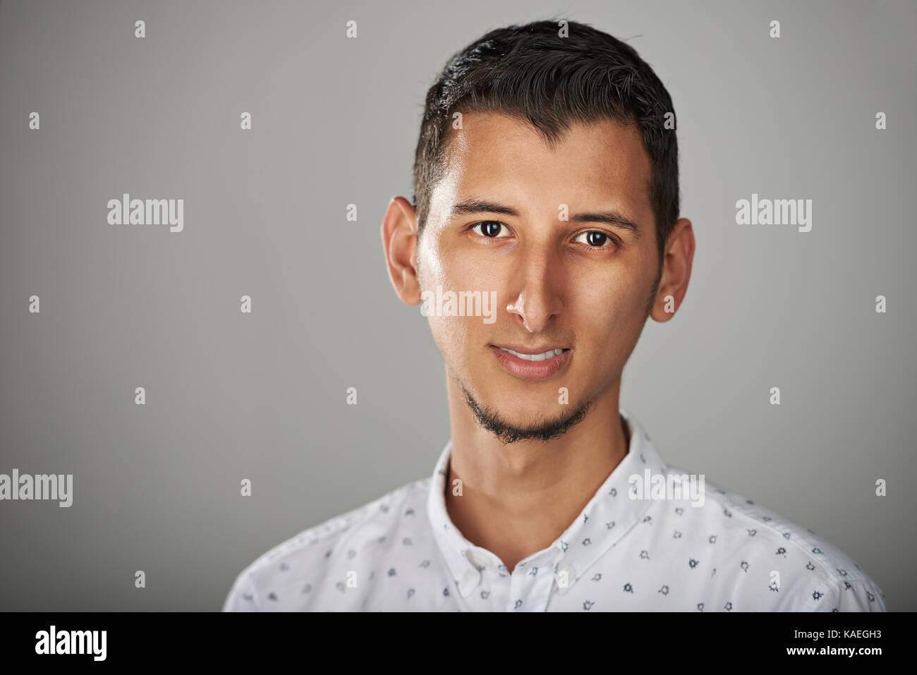 Headshot junger spanischer Mann Nahaufnahme Stockfoto