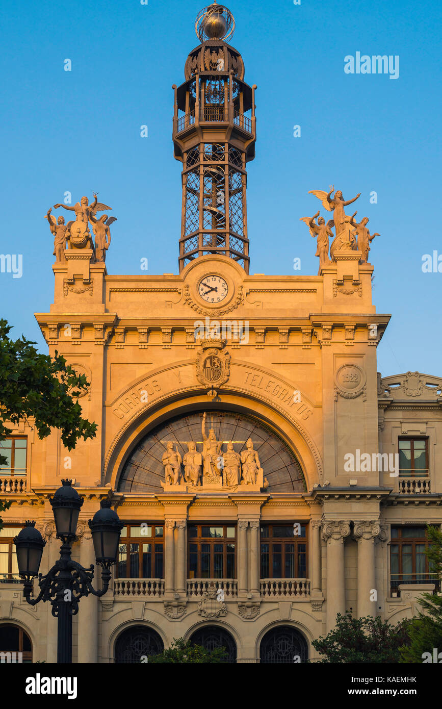 Valencia Spanien Architektur, Detail der City Post Fassade und Turm an der Ostseite der Plaza del Ajuntamiento, Valencia. Stockfoto