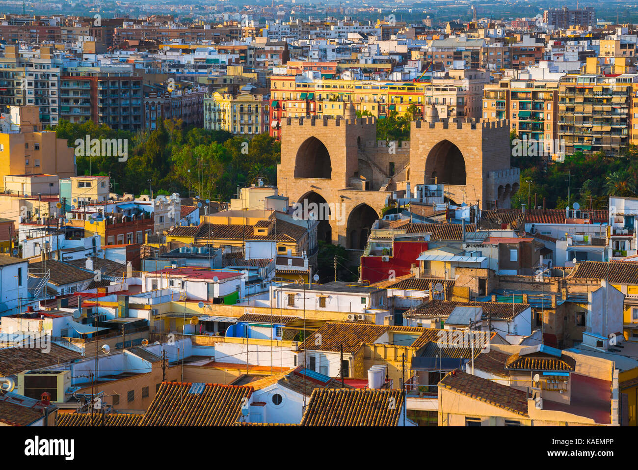 Stadt Valencia, Luftaufnahme von Valencia zeigt die Dächer der Barrio del Carmen Altstadt und der mittelalterlichen Torres Serranos City Gate. Stockfoto