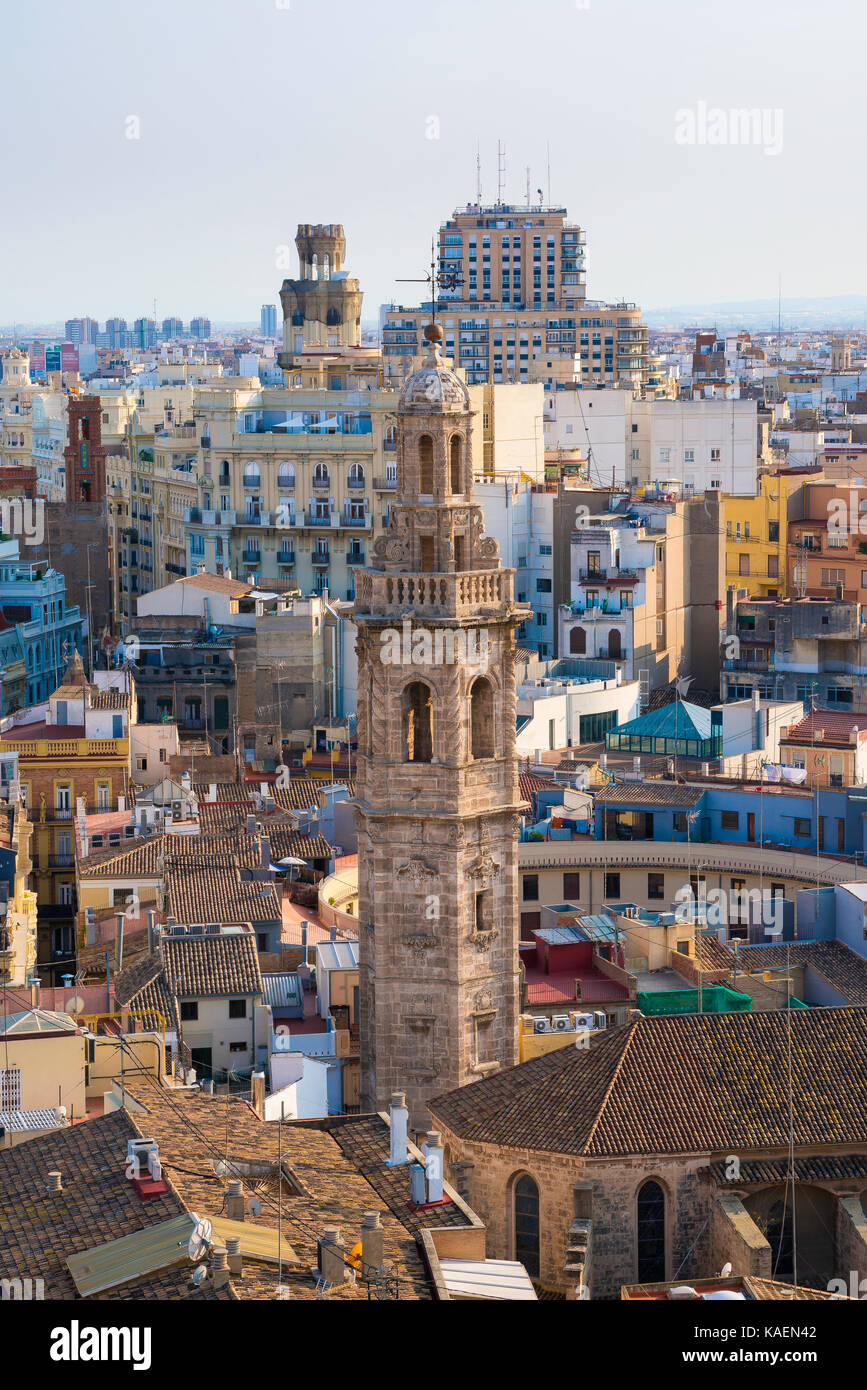 Valencia Stadtansicht, Luftaufnahme des historischen Zentrums von Valencia mit dem Kirchturm Santa Catalina im Vordergrund, Spanien. Stockfoto