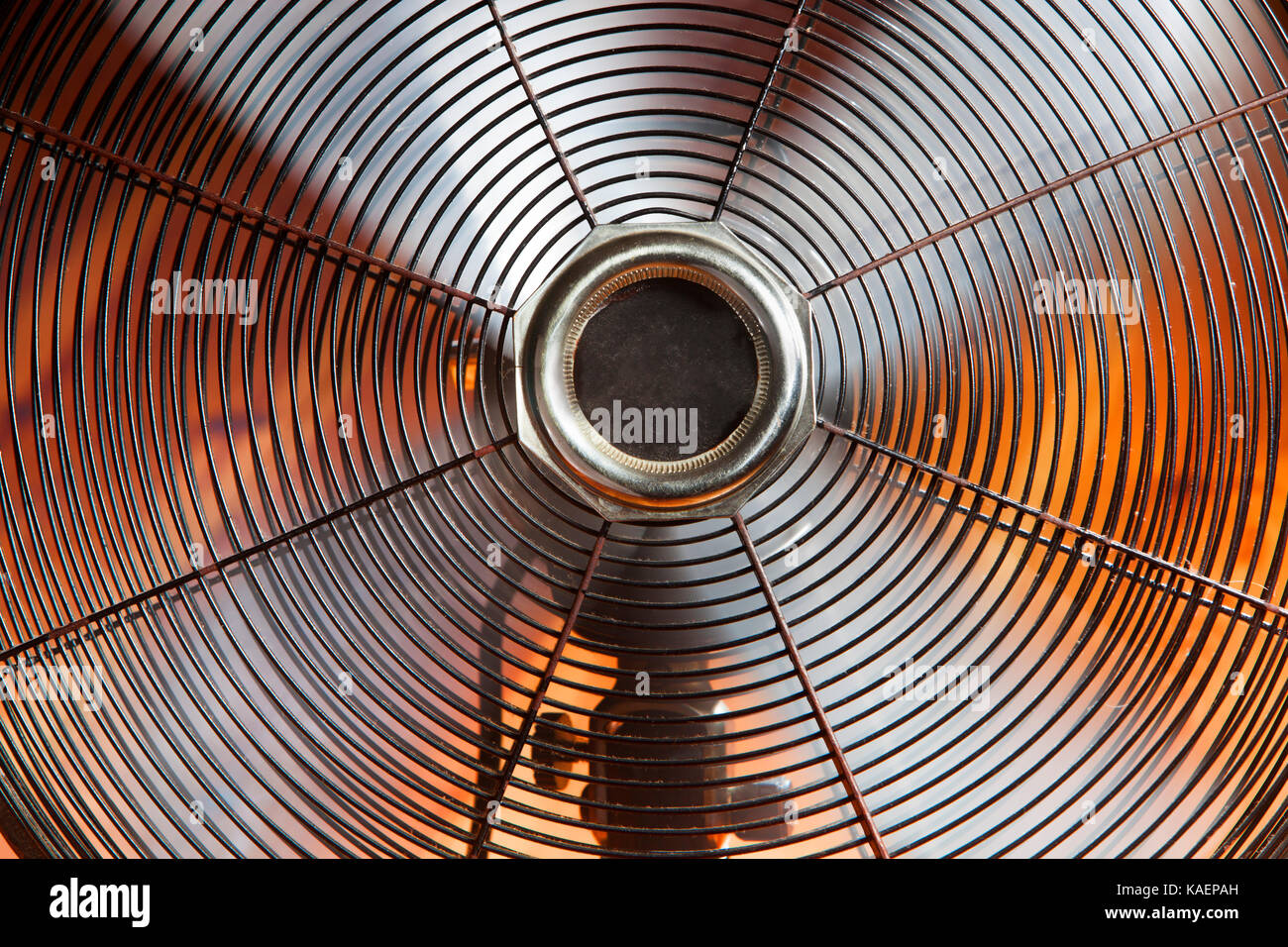 Nahaufnahme einer alten Spinnerei Ventilator mit einem warmen orange Hintergrund Stockfoto