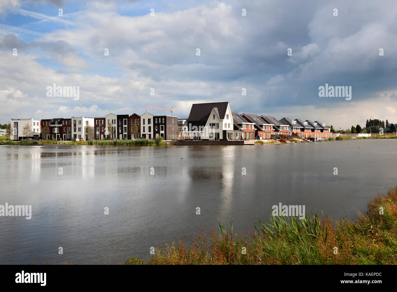 Neue Nachbarschaft in der Nähe von Wasser in den Niederlanden Stockfoto