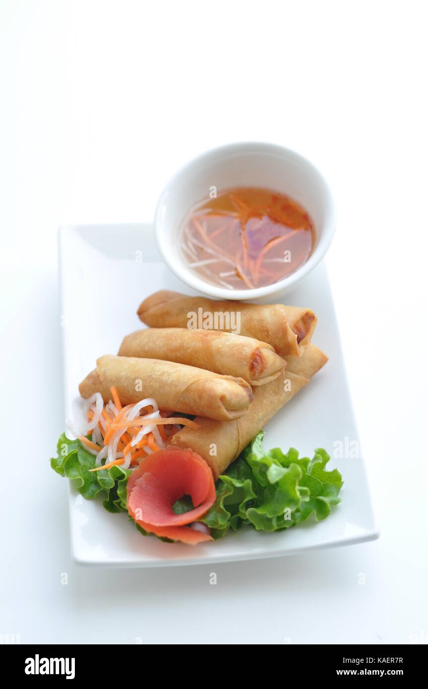 Knusprige vietnamesische Frühlingsrollen oder Cha Gio gefüllt mit Huhn, Garnelen, Karotte, Taro root und Zwiebel. Stockfoto