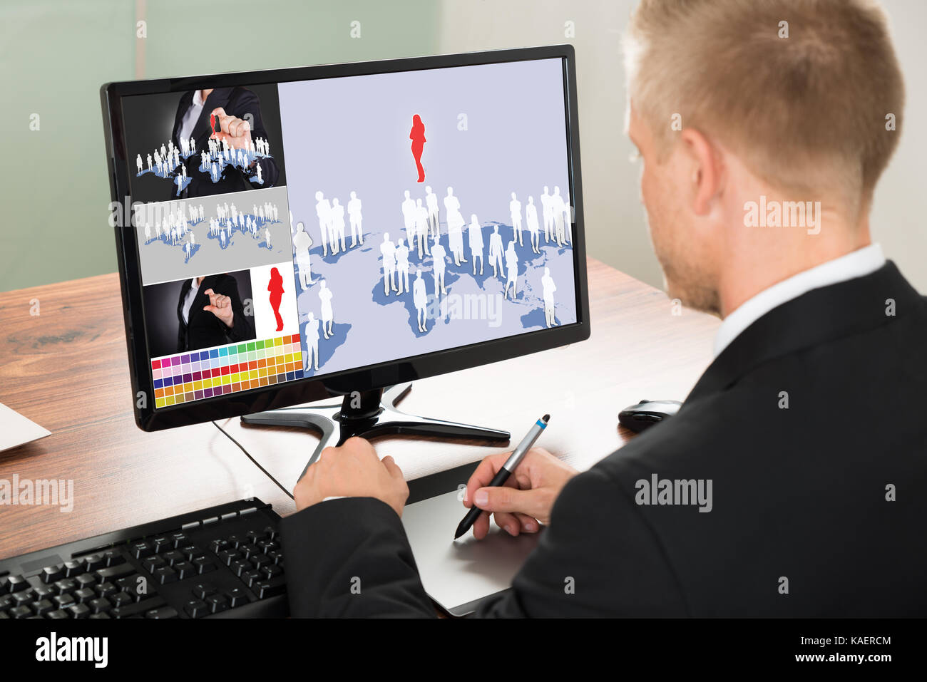 Close-up ein Geschäftsmann mit Grafik Tablett für den Digitaldruck. Quelle der Karte: http://visibleearth.nasa.gov/view.php?id=74518. Illustra Stockfoto