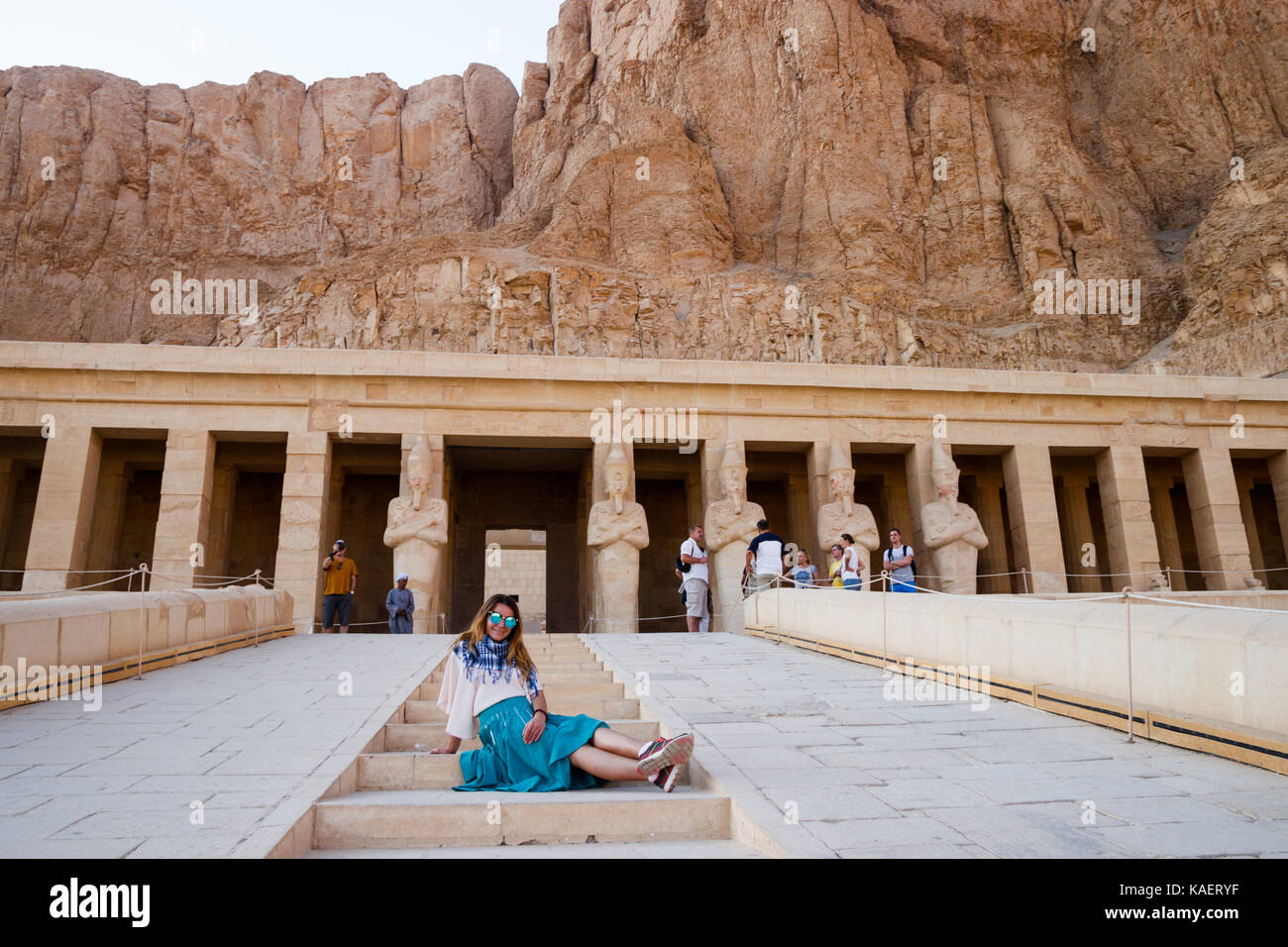 Das Mädchen auf der Treppe des Tempels von Luxor, Ägypten Stockfoto
