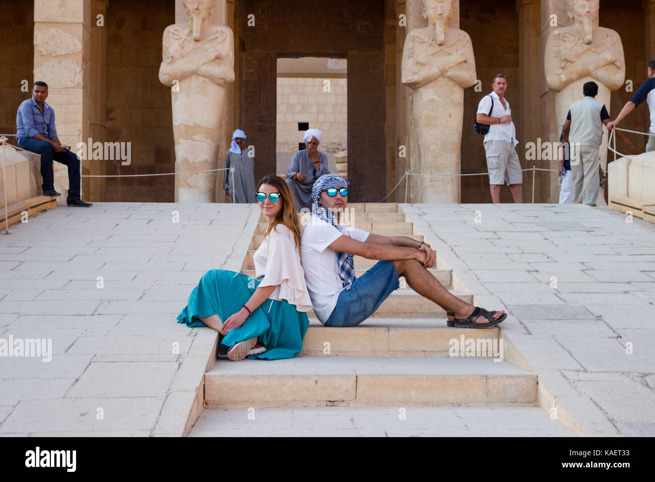 Ein Paar in der Nähe der Tempel in Luxor, Ägypten Stockfoto
