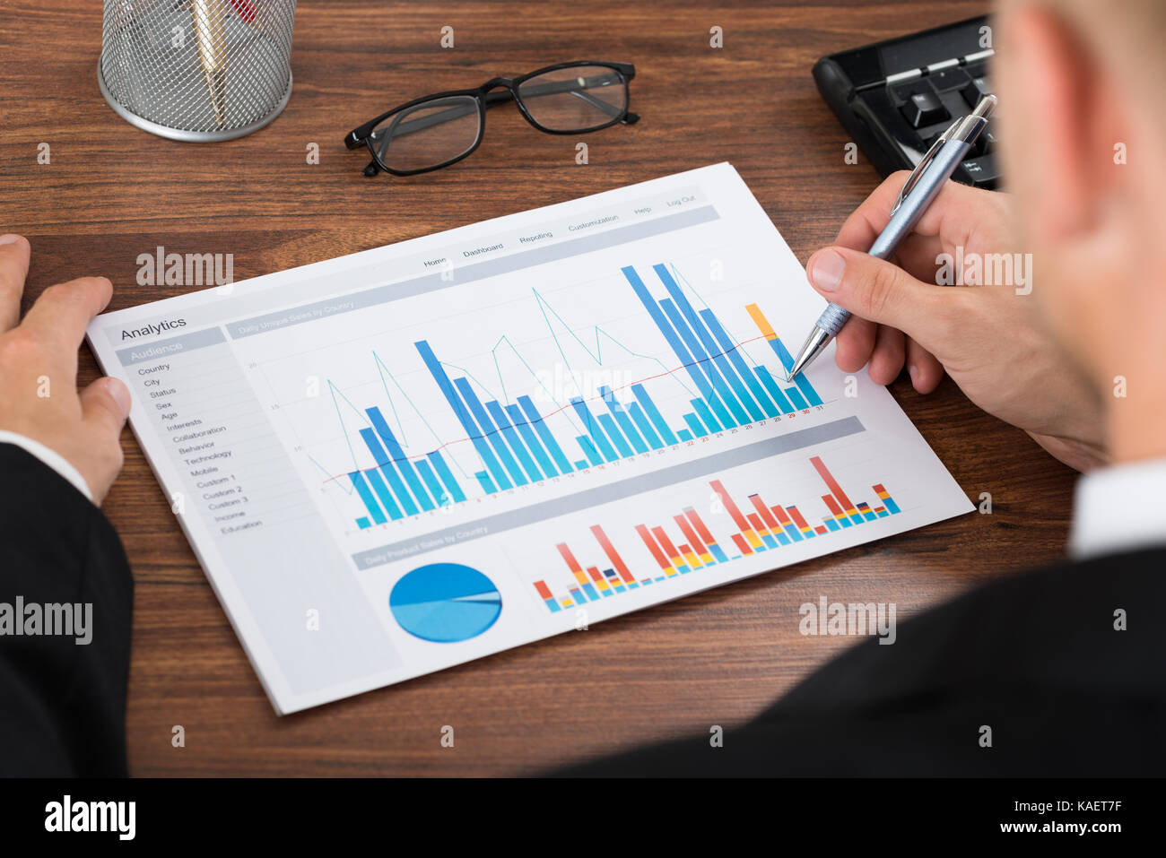 Nahaufnahme der Unternehmer Analyse von Graphen am Schreibtisch Stockfoto