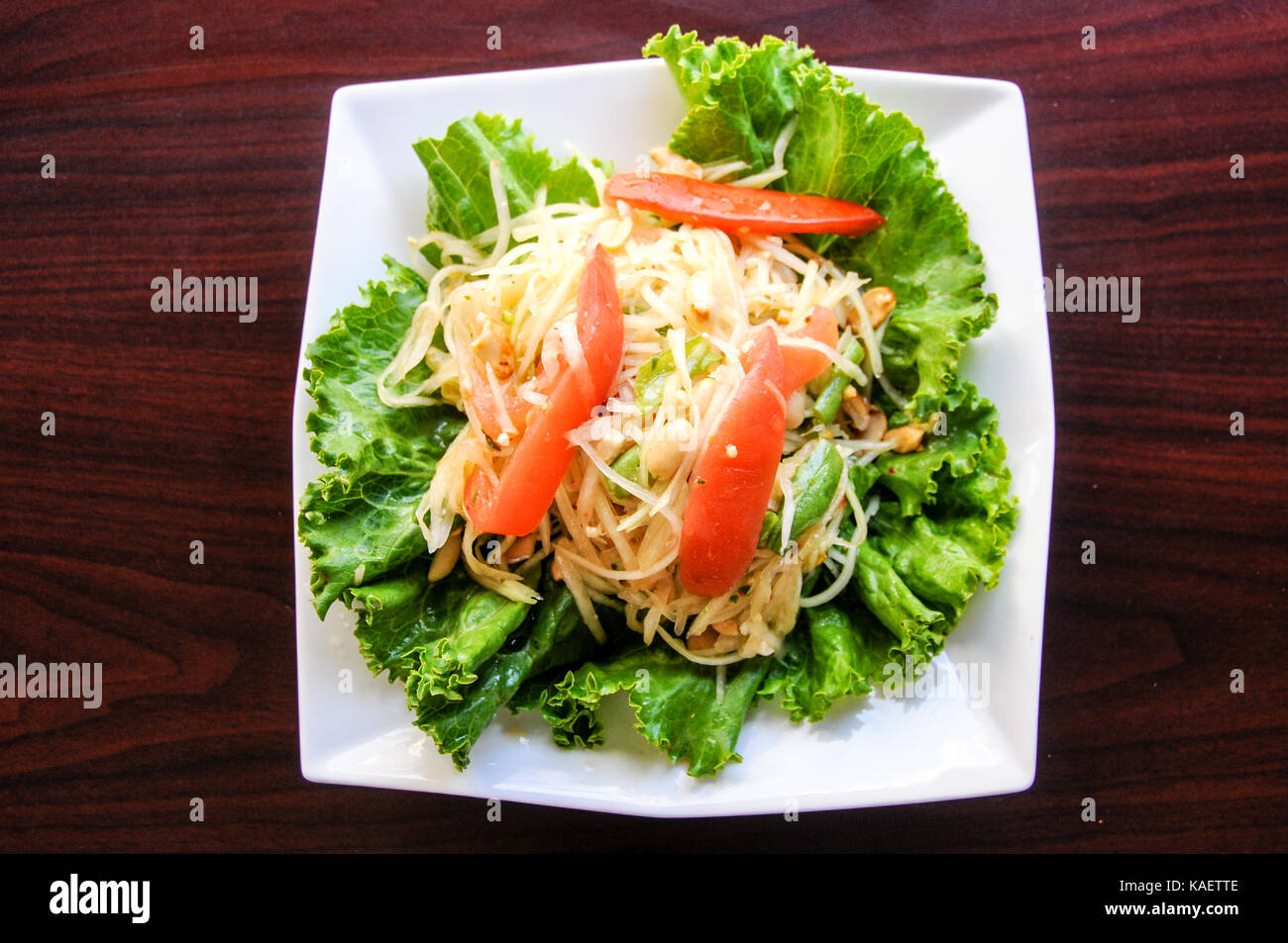 Papaya Salat, geschreddert Green Papaya, Tomaten, grüne Bohnen, gemahlen Peanut & Lime Dressing. Stockfoto