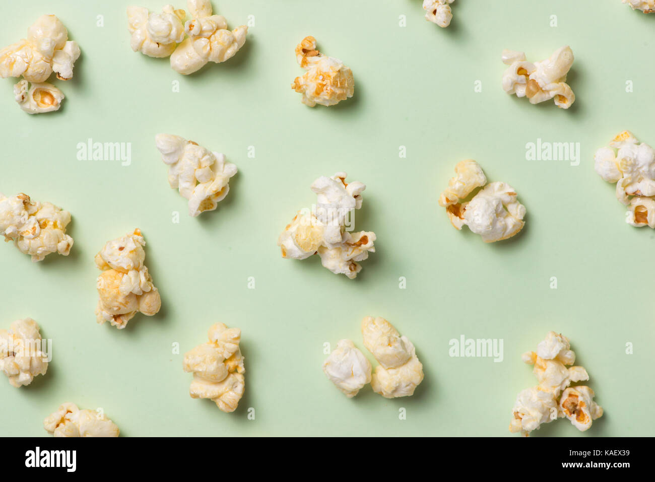 Das Popcorn in Pappbecher auf grünem Hintergrund. Stockfoto