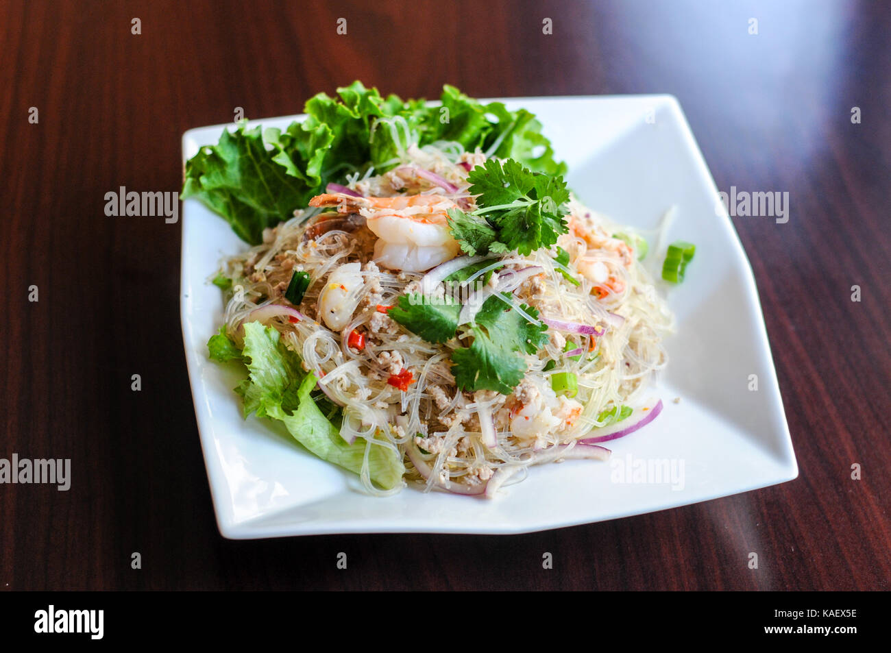 Yum Woonsen Glas Nudelsalat, Glasnudeln Salat auf einem Bett von Salat mit Huhn und Garnelen serviert. Stockfoto