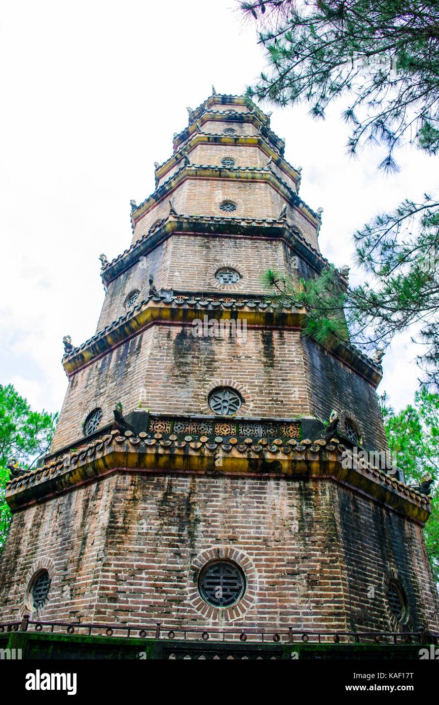 Thien Mu Pagode mit Parfum Fluss (Song Huong) in Hue, Vietnam Stockfoto