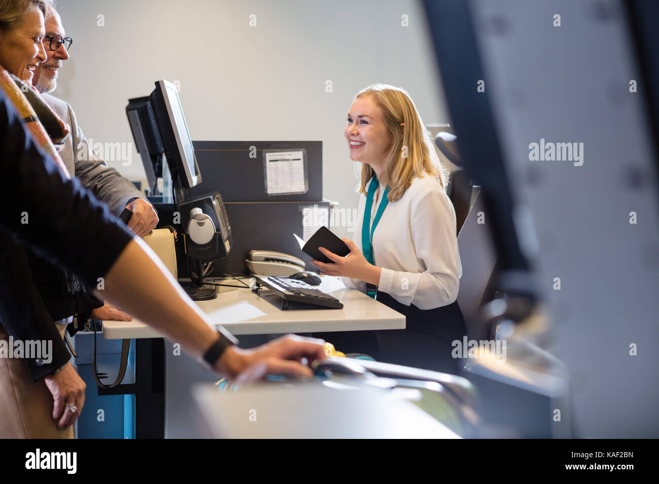 Personal Holding Bordkarte der Passagier am Flughafen Stockfoto