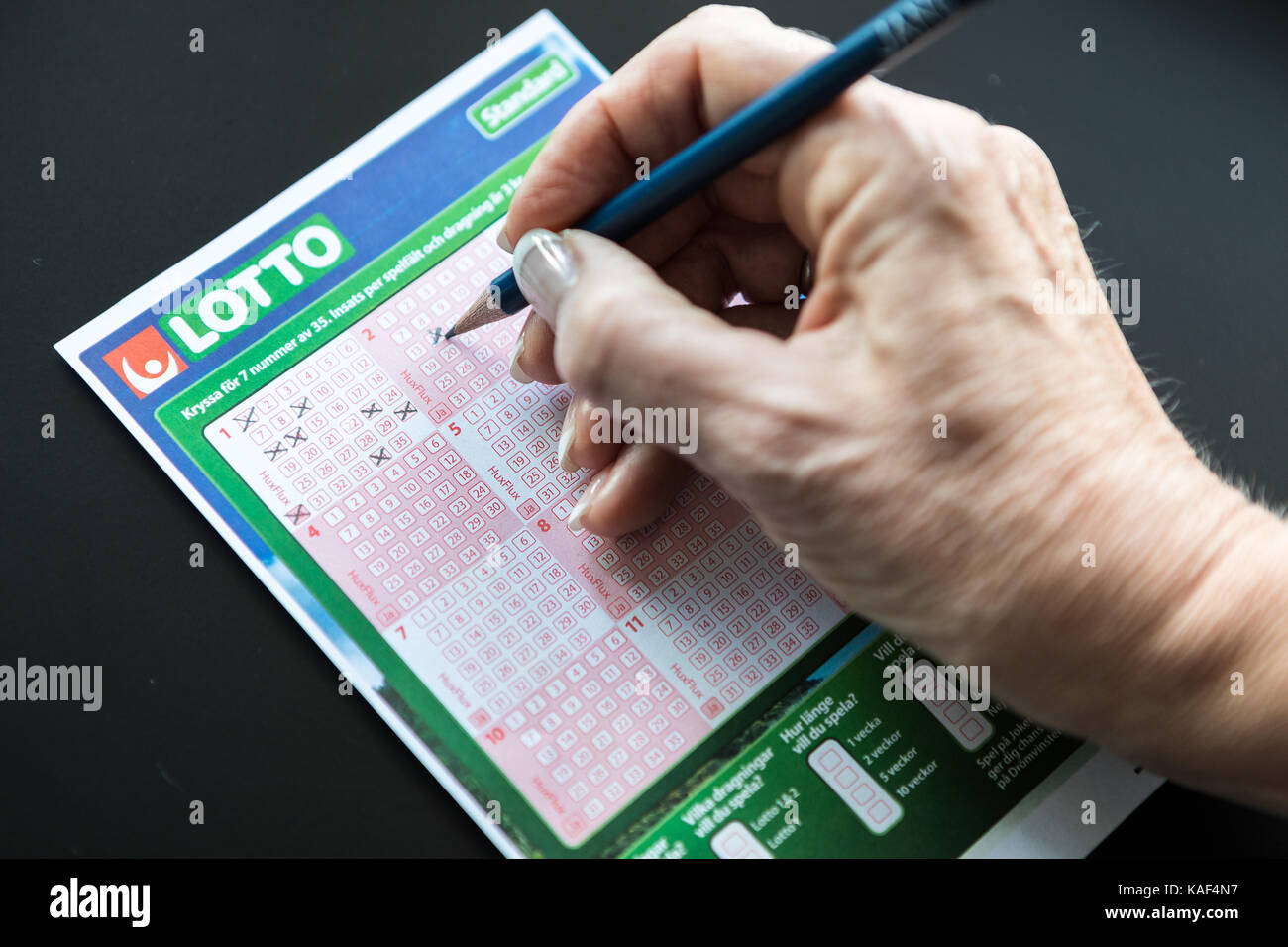 Die Schwedische Nationale Lotterie, Lotto. Ausfüllen der Tickets. Stockfoto