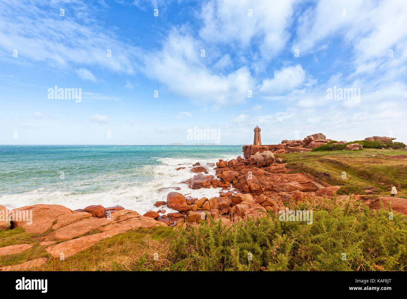 Die Küste aus rosafarbenem Granit in der Bretagne, Frankreich, und der berühmte Leuchtturm von Ploumanac'h Stockfoto